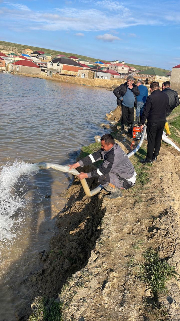 Abşeron rayonunda yağışın fəsadlarının aradan qaldırılması istiqamətində genişmiqyaslı tədbirlər davam etdirilir