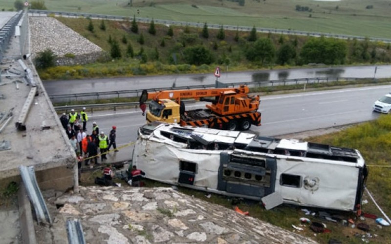 Bakıda sərnişin avtobusu maşınlarla toqquşdu: körpüdən aşdılar - Yaralılar var -