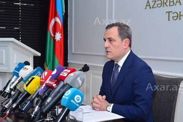 Nazir işdən qovulan təhsil işçilərindən danışdı