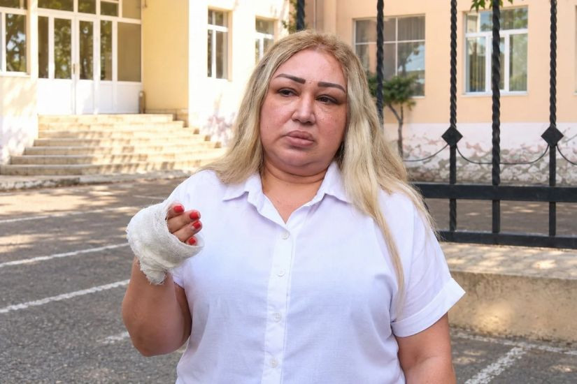 Ağstafada müəllim yoldaşı ilə dalaşan qadın: "Məni telefonla çəkirdi" -