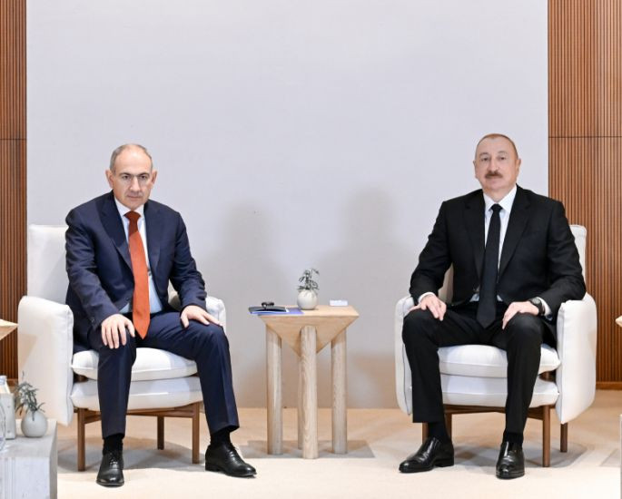 Azərbaycan Prezidenti İlham Əliyevin Əbu-Dabidə Ermənistanın Baş naziri ilə geniş tərkibdə görüşü keçirilib
