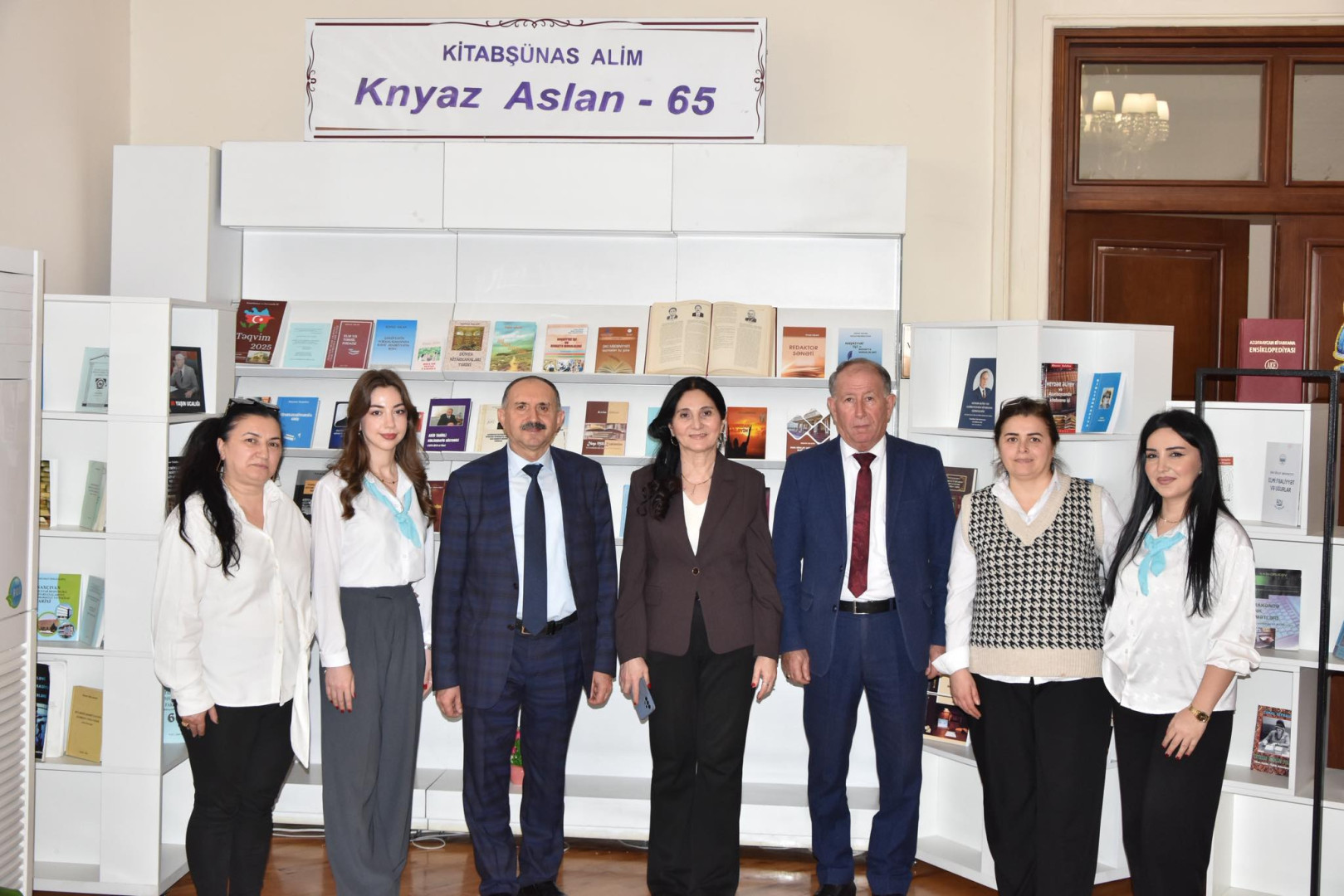 Bakı Dövlət Universitetinin müəllim və tələbə heyəti kitab sərgisini ziyarət edib