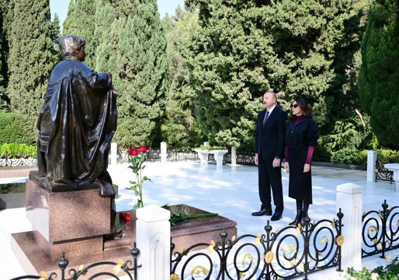 Prezident və birinci xanım Ulu Öndər Heydər Əliyevin məzarını ziyarət ediblər