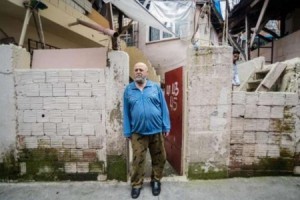 Hamı sirli adamdan danışır: Kasıbların qapısına pul qoyur
