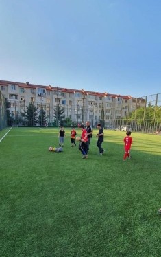 Millət vəkili Könül Nurullayeva yenicə təmir edilmiş futbol meydançasını sakinlərin istifadəsinə verib
