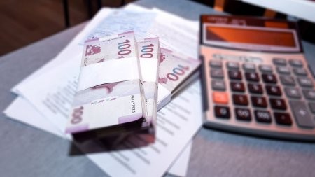 Əhalinin kredit borcu 10 milyard manatı keçib -