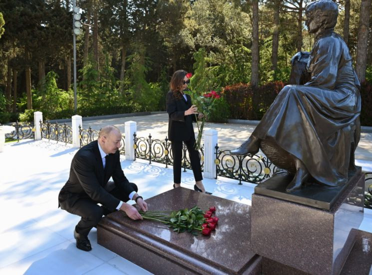 Prezident İlham Əliyev və birinci xanım Mehriban Əliyeva Fəxri xiyabanda Ulu Öndər Heydər Əliyevin məzarını ziyarət ediblər