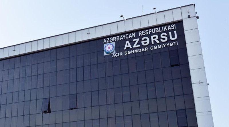 Yaranmış ümumi mənzərəyə rəğmən İri Şəhərlərin Birləşmiş Su Təchizatı Xidmətinə nəzər saldıqda, Etibar Məmmədovu görmək mümkündür