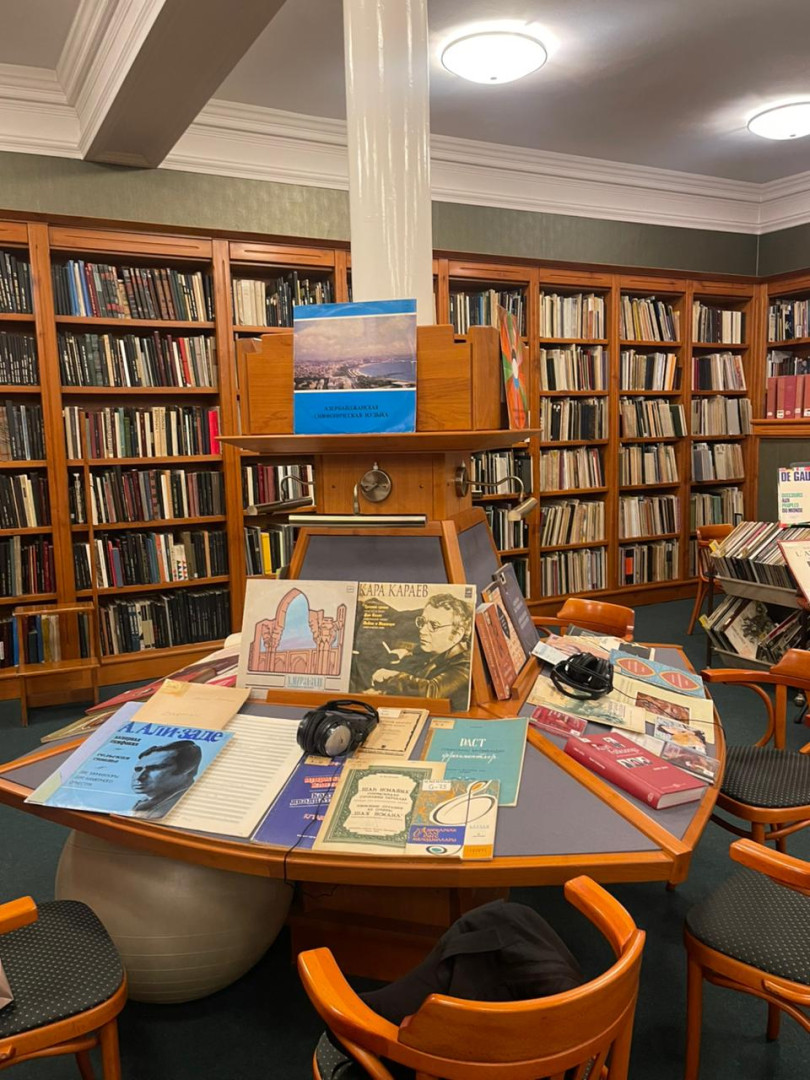 Milli Kitabxananın direktoru professor Kərim Tahirov Budapeştə işgüzar səfəri çərçivəsində Xarici Ədəbiyyat Milli Kitabxanasını və Macarıstan Parlament Kitabxanasını ziyarət edib