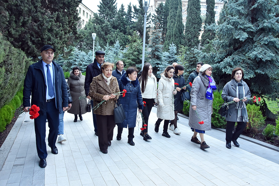 İnformasiya Texnologiyaları İnstitutunun kollektivi Ulu Öndər Heydər Əliyevin məzarını ziyarət edib