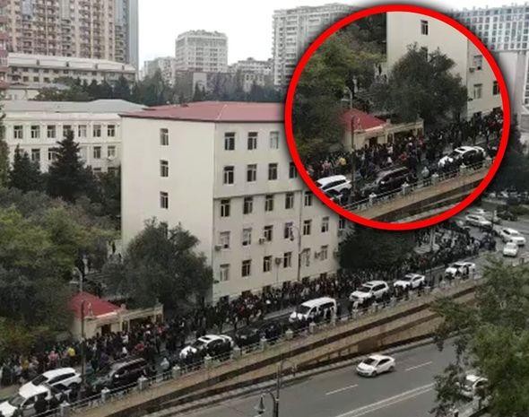 Daha bir universitetin qarşısında izdiham - AÇIQLAMA + FOTO