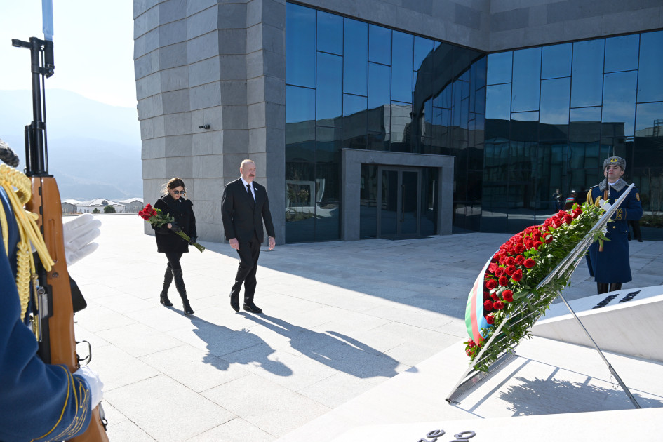 Prezident ailəsi ilə Xocalı Soyqırımı Memorialının açılışını etdi - VIDEO