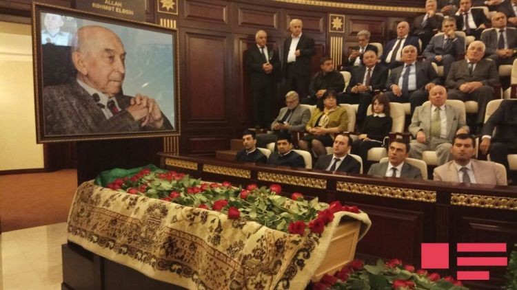 Lütfi Zadə İlə vida mərasimi başlayıb –Dövlət və hökumət rəsmiləri dahi alimlə vidalaşmağa gəlib