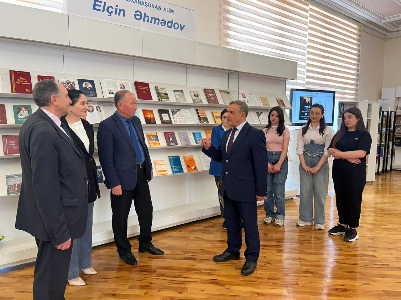 BDU-nun İnformasiya və sənəd menecmenti fakültəsinin müəllim və tələbə heyəti kitabxanaşünas alim Elçin Əhmədovun 65 illik yubileyinə həsr olunmuş kitab sərgisini ziyarət ediblər