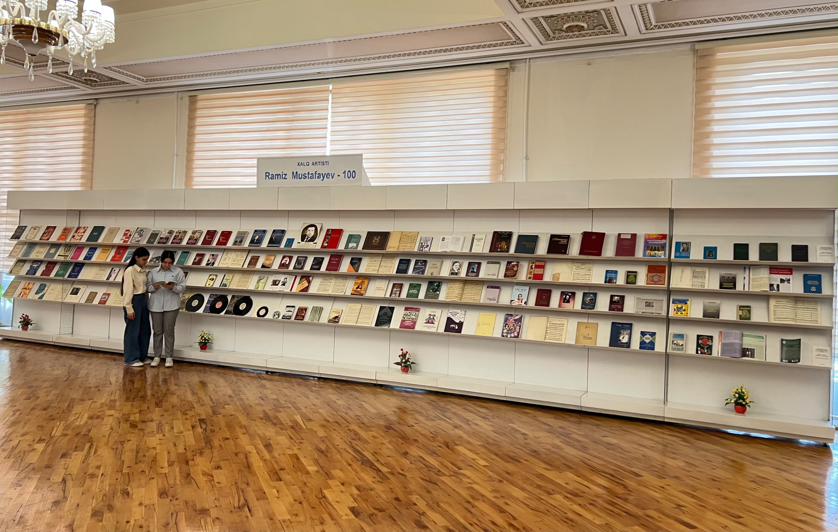 Milli Kitabxanada “Xalq artisti Ramiz Mustafayev - 100” adlı ənənəvi kitab sərgisi istifadəçilərə təqdim olunub