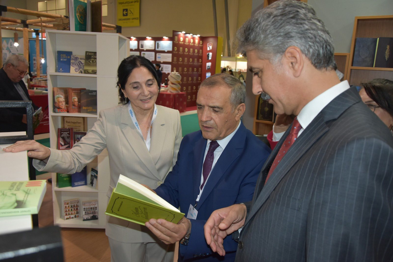 Milli Kitabxanada XI Bakı Beynəlxalq Kitab Sərgisi çərçivəsində “Konstitusiya və Suverenlik İli”nə həsr olunmuş ekspozisiyanın açılışını, mövzu ilə əlaqədar Virtual sərginin və Elektron məlumat bazasının təqdimatı keçirib
