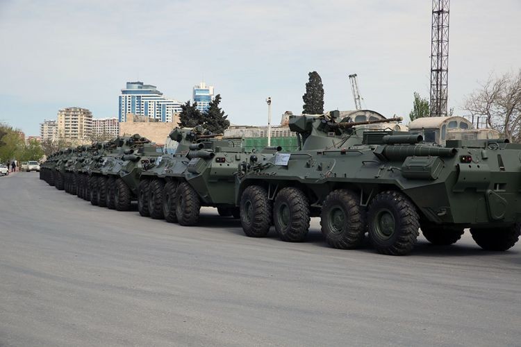 Rus desantları Ukrayna ordusunun maşını ilə Kiyevə girir – Video