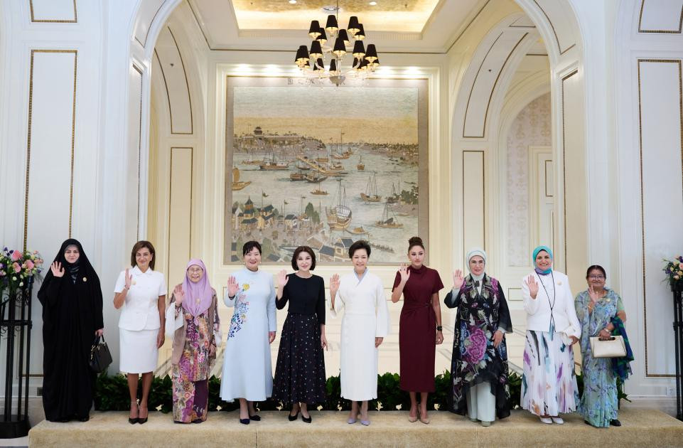 Mehriban Əliyeva liderlərin xanımları ilə gəmi gəzintisində - Akopyanla da şəkil çəkdirdi +