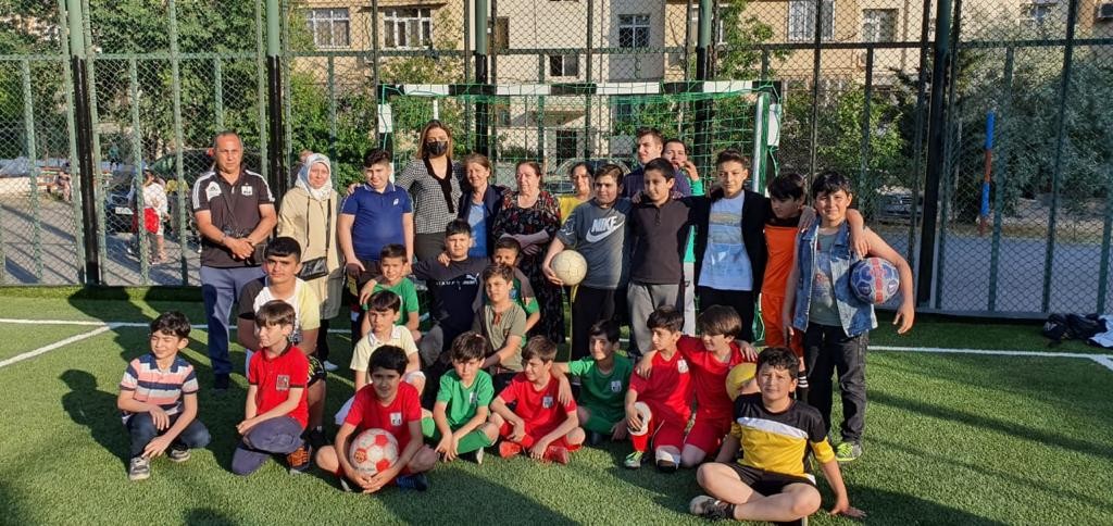 Millət vəkili Könül Nurullayeva yenicə təmir edilmiş futbol meydançasını sakinlərin istifadəsinə verib