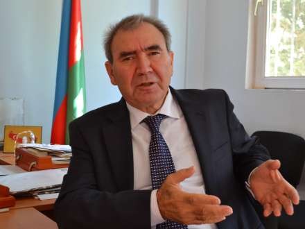 Cəmil Həsənlinin kitabları özünə qaytarıldı –Professor poçt xidmətindən ona zəng oldunduğunu deyir