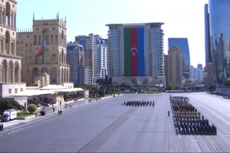 Azərbaycan Silahlı Qüvvələrinin 100 illik yubileyi:"Azadlıq" meydanında hərbi parad başladı