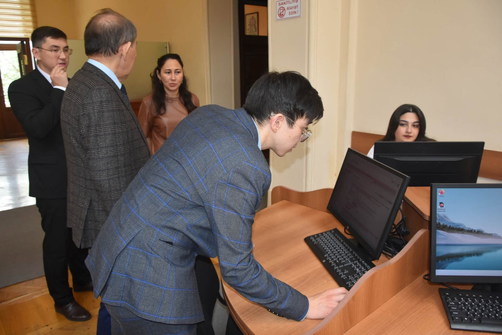 Qazaxıstanın Respublikasının tanınmış ictimai xadimi Sabır Qasımov Milli Kitabxananın qonağı olub