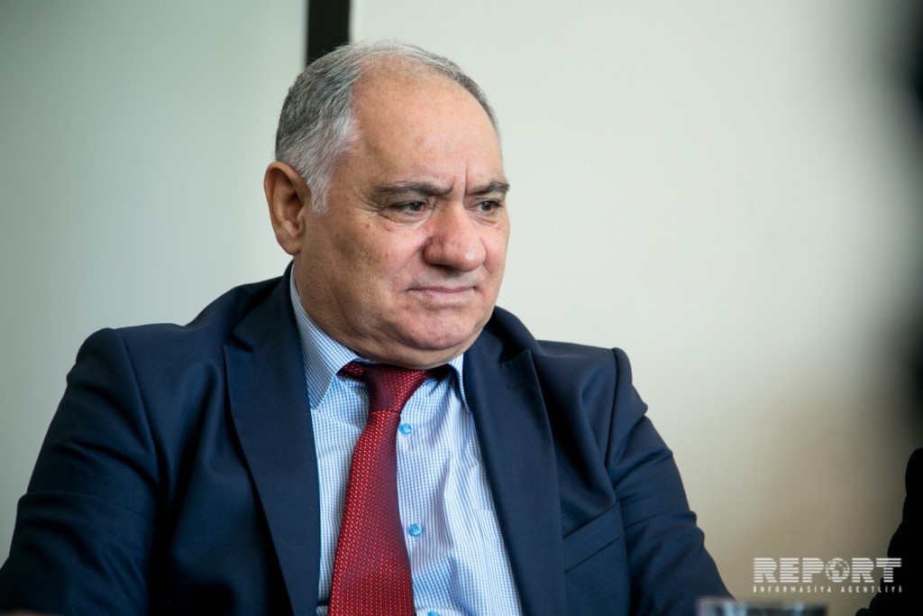 “İstedadı başına dəysin, bu adam cümlə də düzəldə bilmir…”