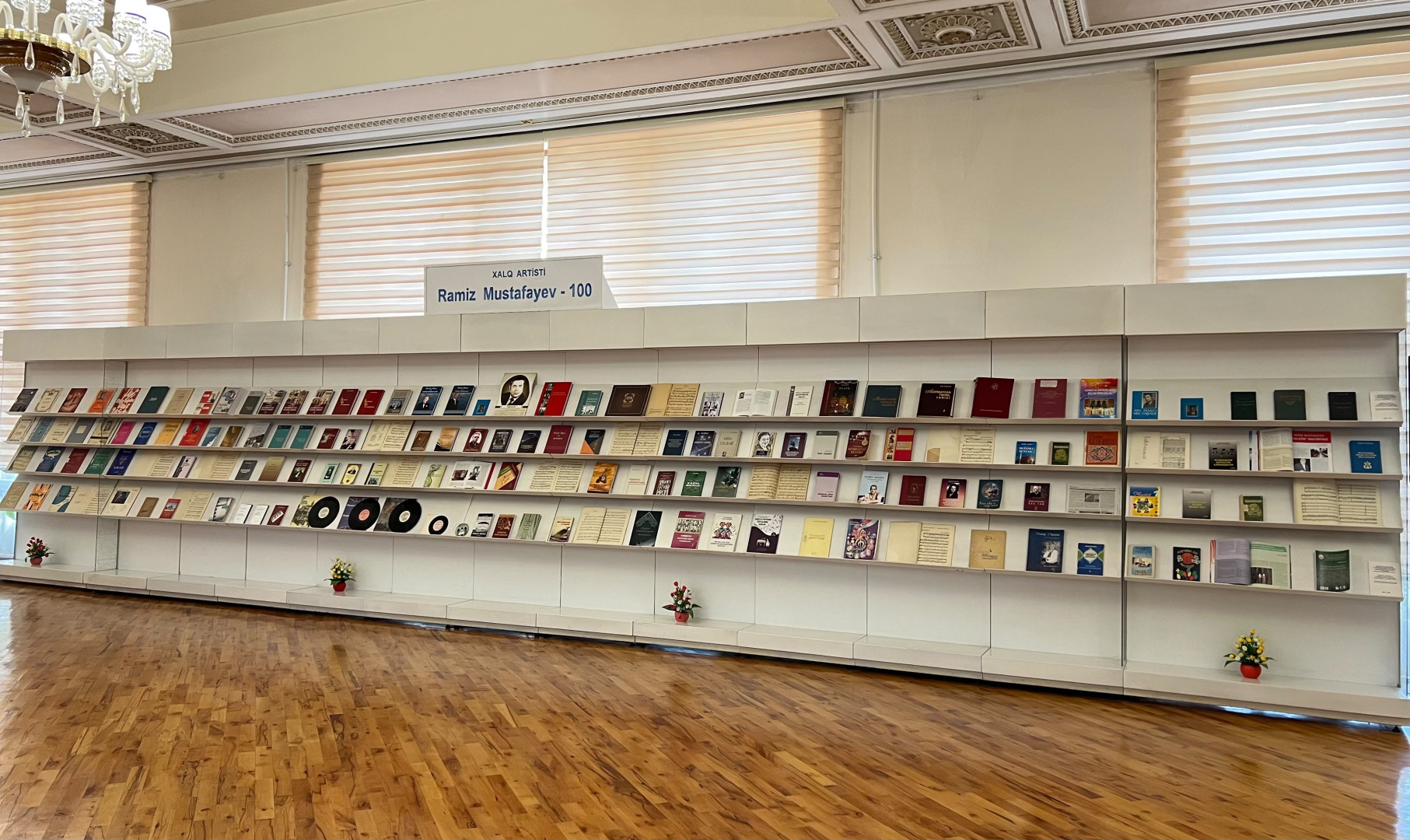 Milli Kitabxanada “Xalq artisti Ramiz Mustafayev - 100” adlı ənənəvi kitab sərgisi istifadəçilərə təqdim olunub