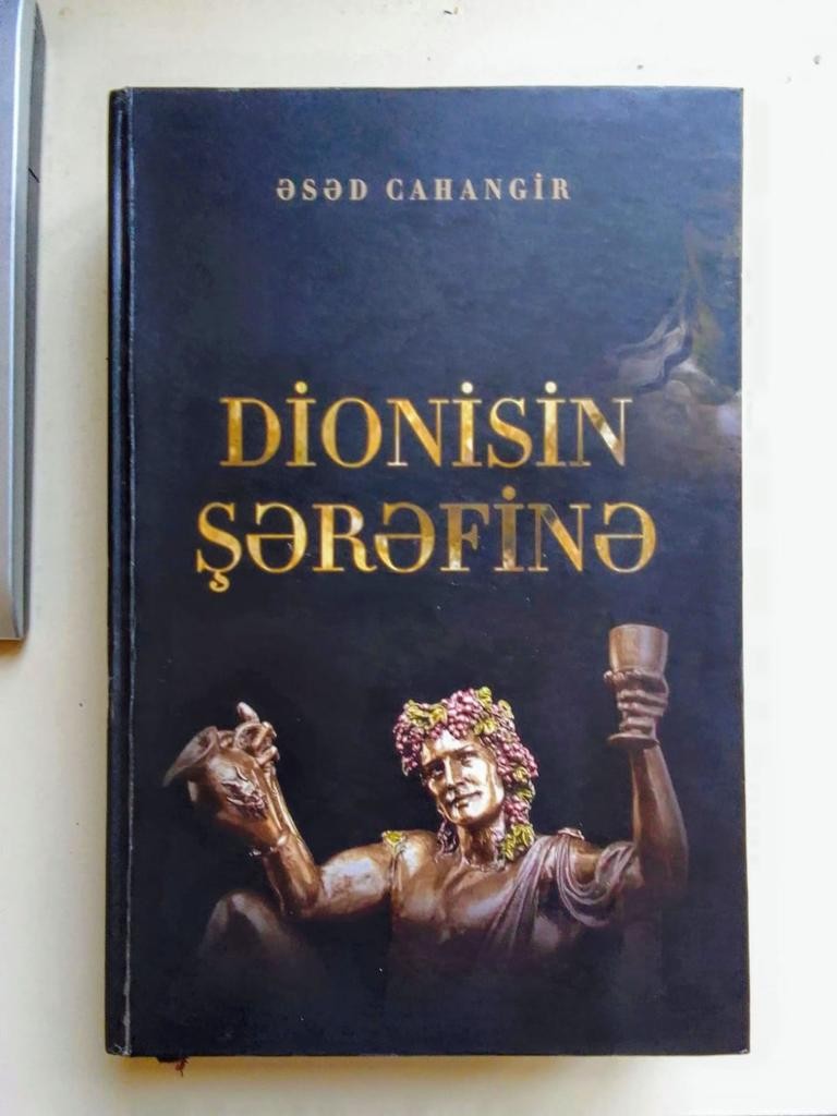 Əsəd Cahangirin “Dionisin şərəfinə” adlı yeni kitabı işıq üzü görüb