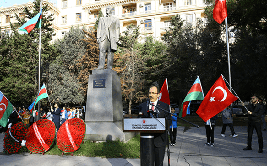 Deputatlar Atatürkün Bakıdakı abidəsini ziyarət etdilər