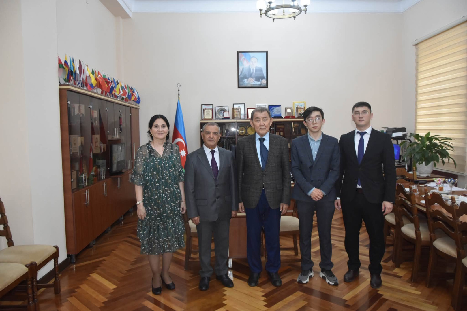 Qazaxıstanın Respublikasının tanınmış ictimai xadimi Sabır Qasımov Milli Kitabxananın qonağı olub