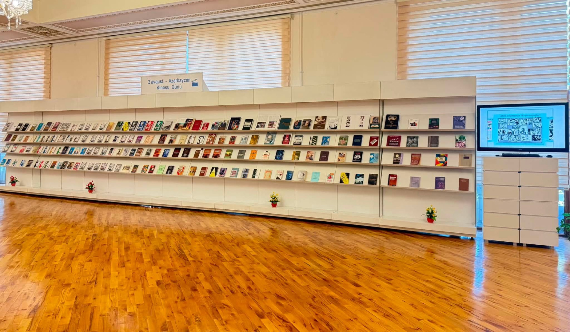 Milli Kitabxanada “2 avqust – Azərbaycan Kinosu Günü” adlı virtual və eyniadlı ənənəvi kitab sərgisi istifadəçilərə təqdim olunub