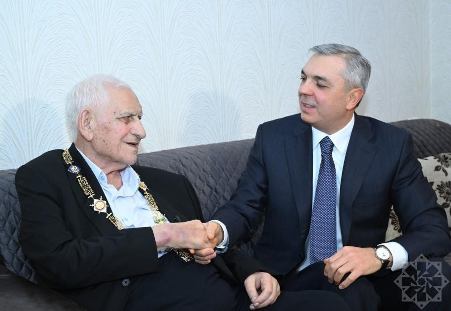Samir Nuriyev Nəriman Həsənzadəyə “Heydər Əliyev” ordenini təqdim edib -