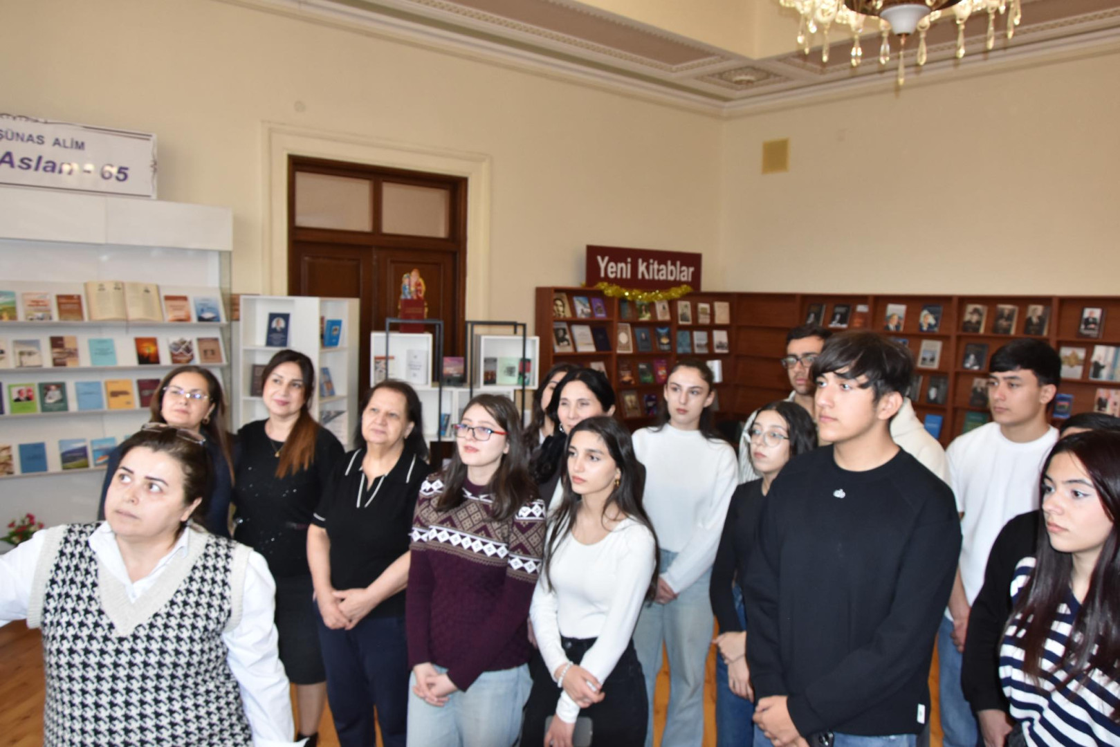 Bakı Dövlət Universitetinin müəllim və tələbə heyəti kitab sərgisini ziyarət edib