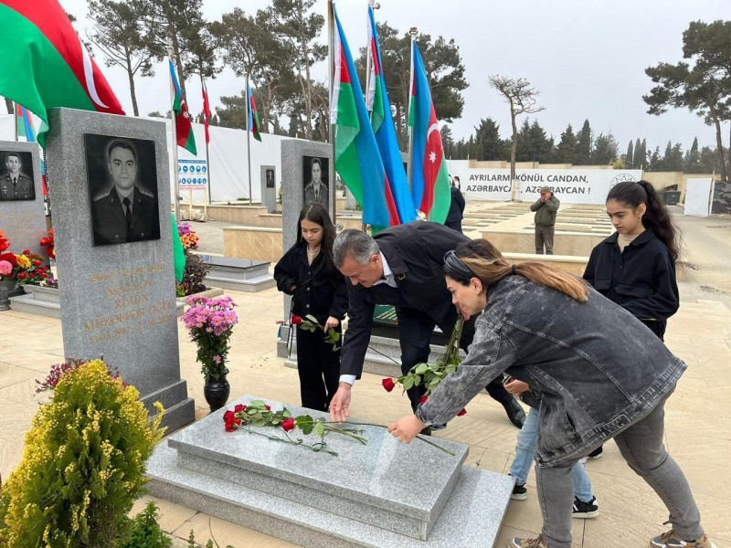 Abşeron Rayon İcra Hakimiyyətinin başçısı şəhidləri ziyarət edib