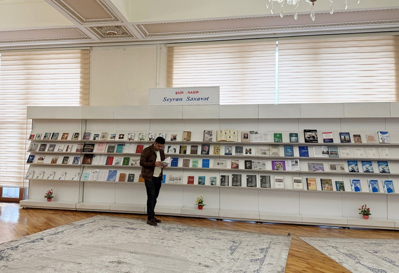 Milli Kitabxanada “Şair - nasir Seyran Səxavət” adlı kitab sərgisi istifadəçilərə təqdim olunub