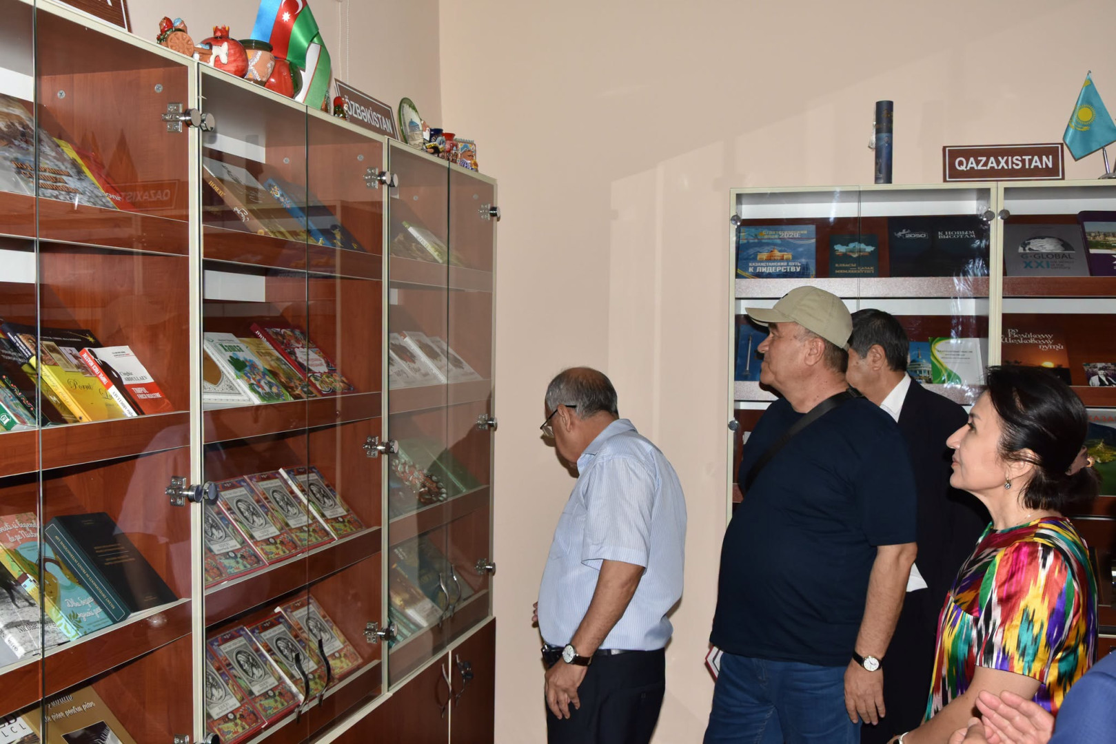 Özbəkistan Milli Universitetinin professoru Hamidulla Boltaboyev və Əlişir Nəvai adına Özbək Dili və Ədəbiyyatı İnstitutunun prorektoru, professor İnomjon Azimov Milli Kitabxananın qonağı olub