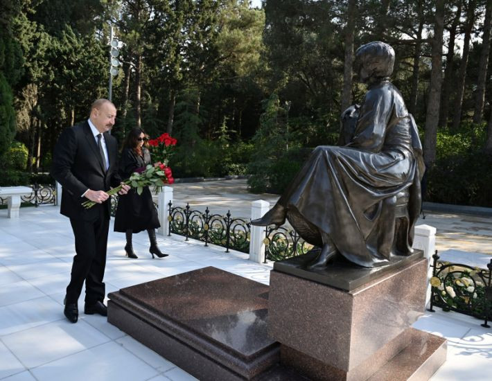 Prezident və birinci xanım Ulu Öndər Heydər Əliyevin məzarını ziyarət ediblər