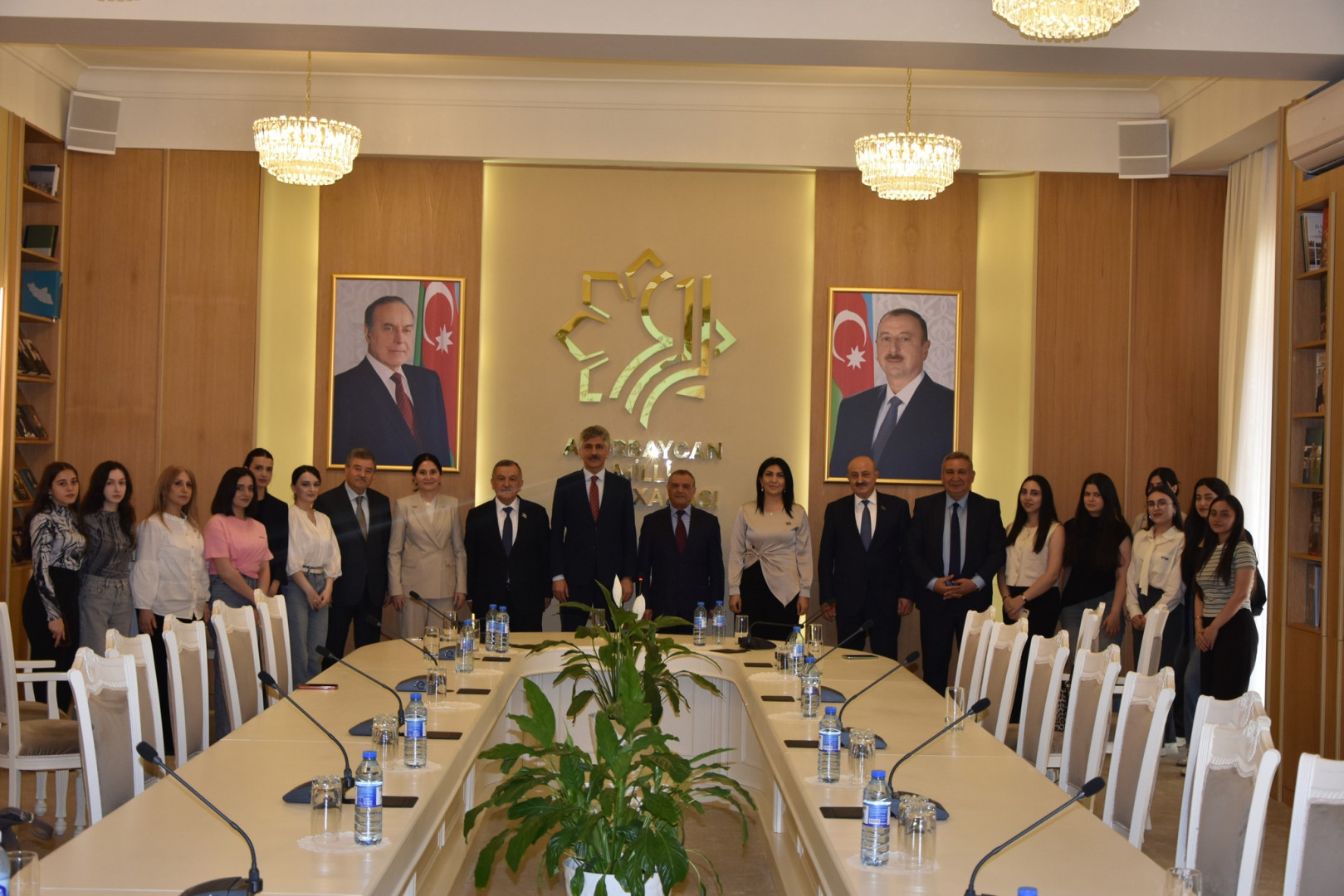 Milli Kitabxanada Ümummilli Lider Heydər Əliyevin anadan olmasının 103 illiyi ilə əlaqədar Azərbaycan Respublikası Mədəniyyət Nazirliyi ilə birgə “Tarixdə iz, xatirələrdə işıq” mövzusunda tədbir keçirilib