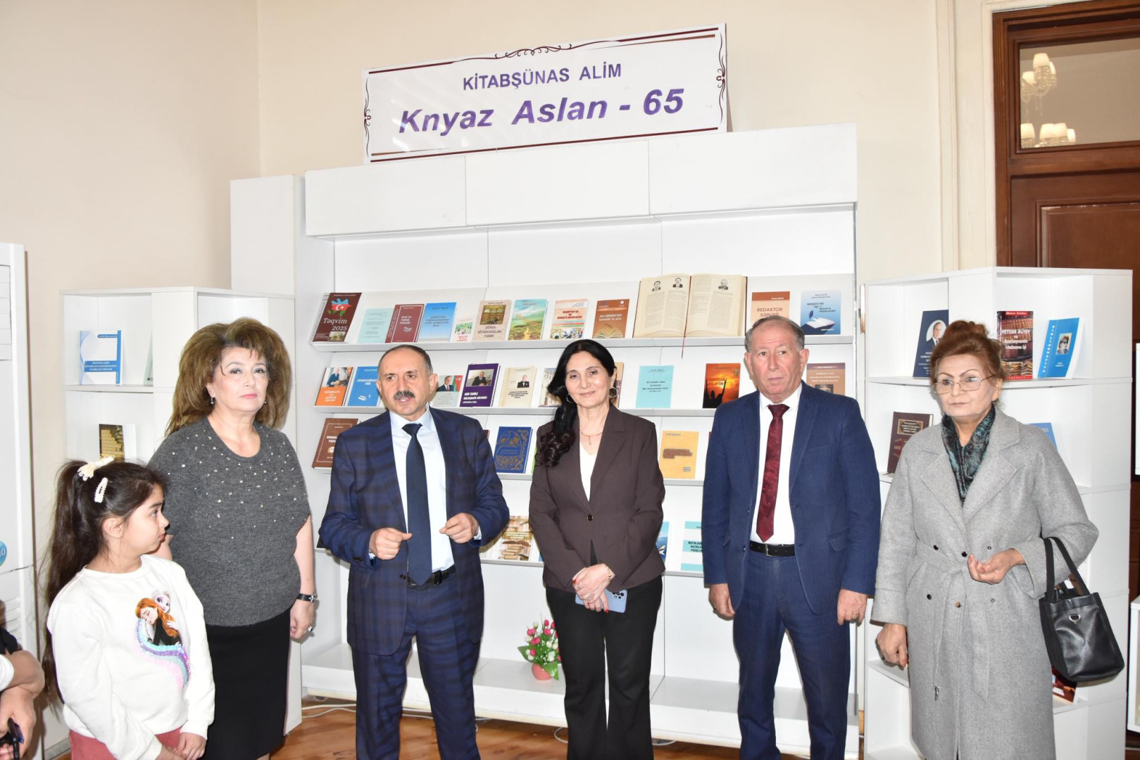 Bakı Dövlət Universitetinin müəllim və tələbə heyəti kitab sərgisini ziyarət edib