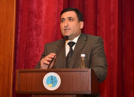 Bu rektorda narazılıq yaradır-