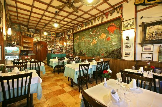 Bakıda restoran piyada keçidini zəbt etdi -