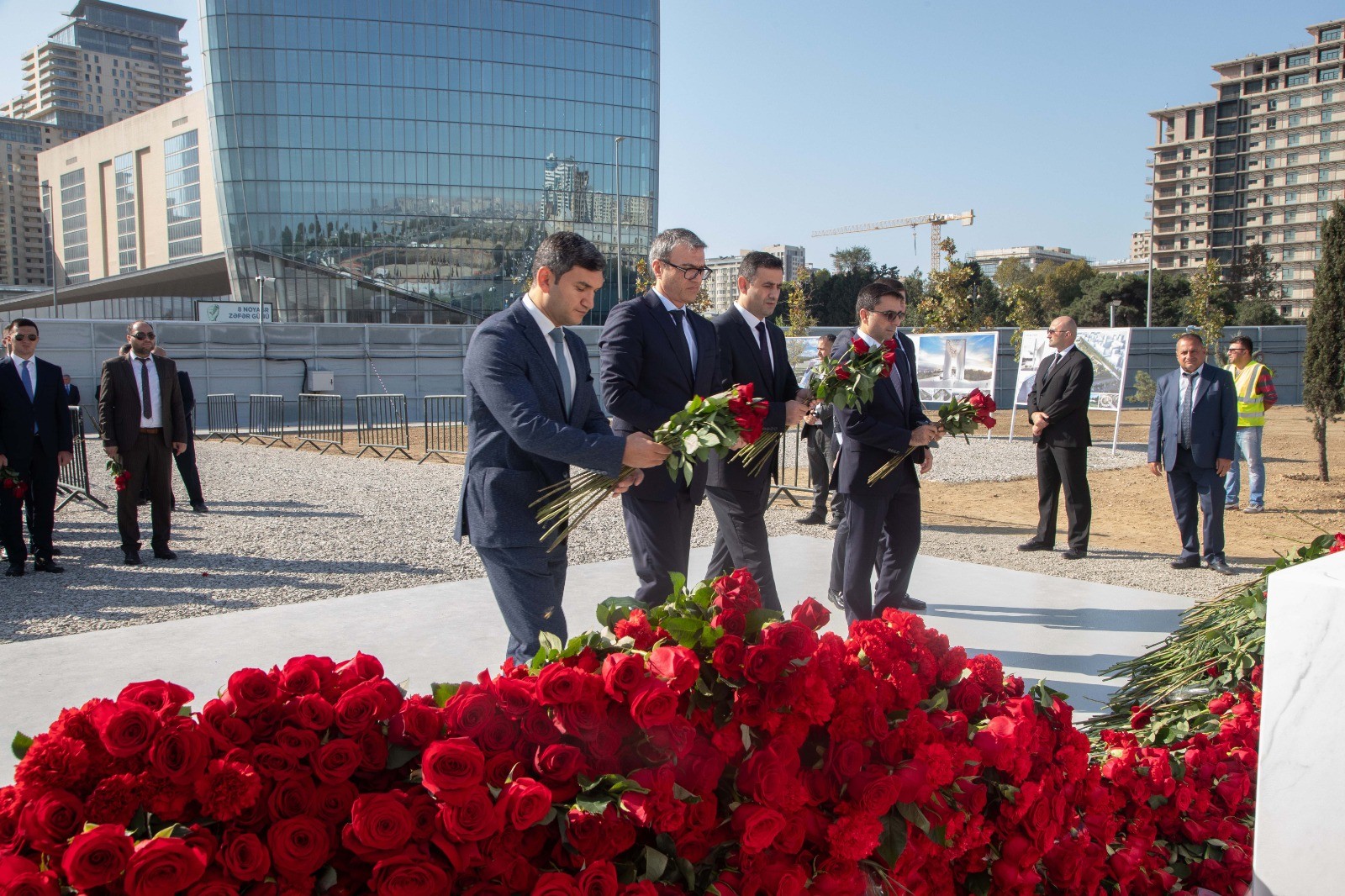 “AzerGold” QSC-nin rəhbərliyi və kollektivi Zəfər parkını ziyarət edib