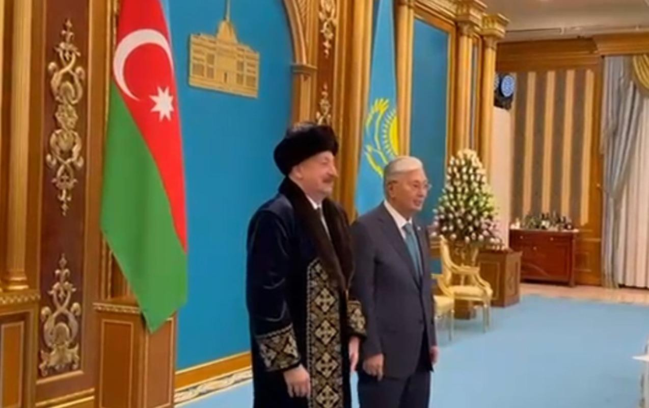 İlham Əliyevə Qazaxıstanın milli geyimi təqdim olundu -