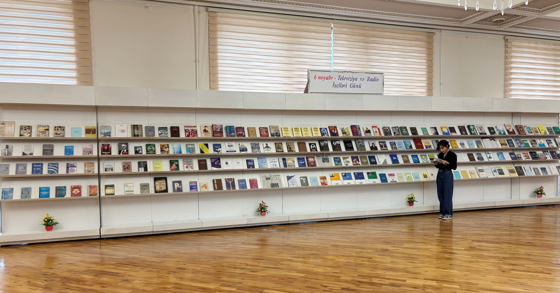 Milli Kitabxanada “6 noyabr - Televiziya və Radio İşçiləri Günü” adlı ənənəvi kitab sərgisi açılıb