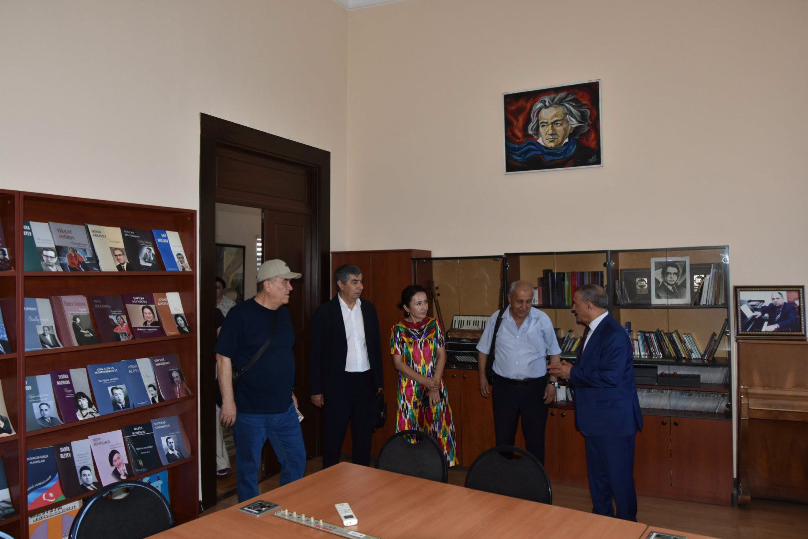 Özbəkistan Milli Universitetinin professoru Hamidulla Boltaboyev və Əlişir Nəvai adına Özbək Dili və Ədəbiyyatı İnstitutunun prorektoru, professor İnomjon Azimov Milli Kitabxananın qonağı olub