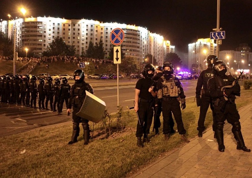 Belarusda polislər etirazçılara odlu silahdan atəş açıb –Yaralanan var