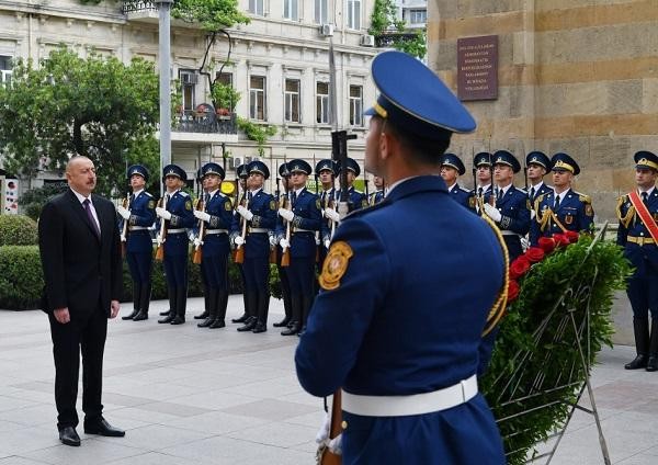 İlham Əliyev Cümhuriyyət abidəsini ziyarət etdi