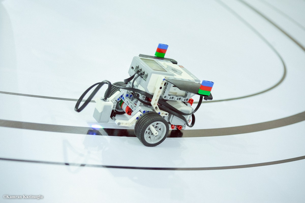 Qərbi Kaspi Universitetində robotlar yarışıb