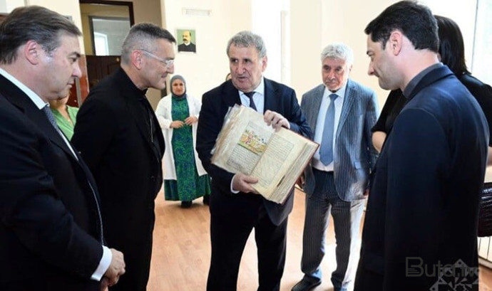 Qədim əlyazmanın təqdimatı şou və ya tələsik nümayiş predmeti ola bilməz!- Akademikin rəftarı düzgün idisə, paylaşıldıqdan sonra silinməsi hansı zərurətdən doğurdu?